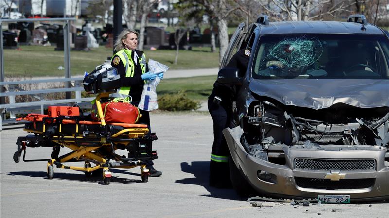 Mock car crash shows Winnipeg students the dangers of distracted driving