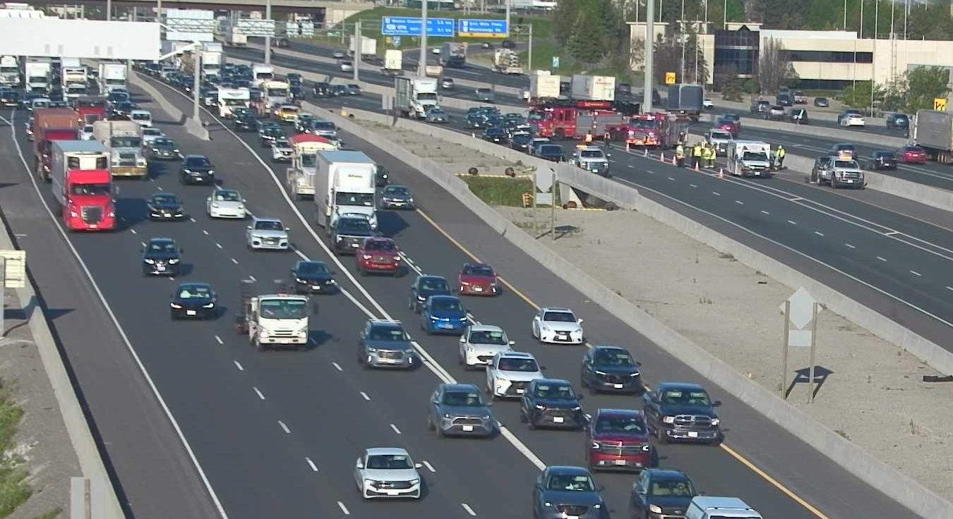 TRAFFIC ALERT: Crash shuts part of Highway 401 in Mississauga