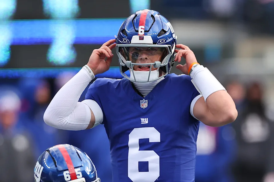EAST RUTHERFORD, NJ - JANUARY 04: Jaxson Dart #6 of the New York Giants during the game against the Dallas Cowboys on January 4, 2026 at MetLife Stadium in East Rutherford, New Jersey.  (Photo by Rich Graessle/Icon Sportswire via Getty Images)