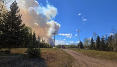 Wildfire prompts evacuation alert in Clearwater County, northwest of Calgary