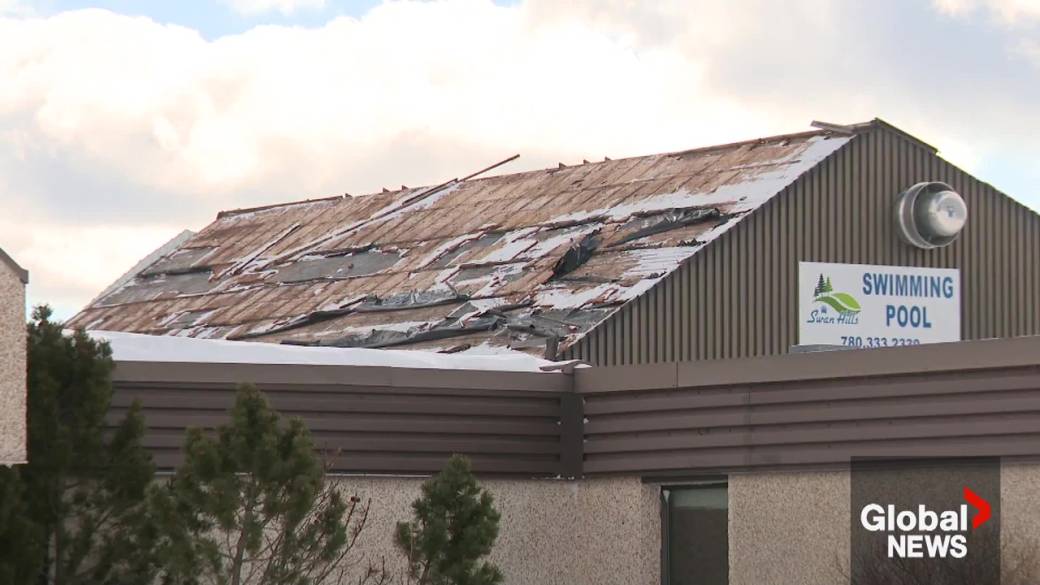 Click to play video: 'High winds blow roof off school, wreak havoc across Alberta'