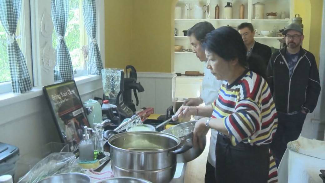 Click to play video: '‘Food is the connector for all sorts of cultures’: ExplorASIAN Festival holds first-ever cooking workshop'