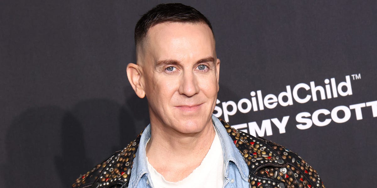 Students Cheer Jeremy Scott for Ripping up His AI Commencement Speech