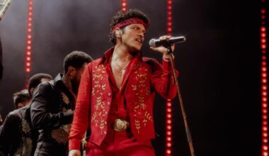 Bruno Mars stuns Rogers Stadium with glitzy, four-star spectacle - Toronto Star