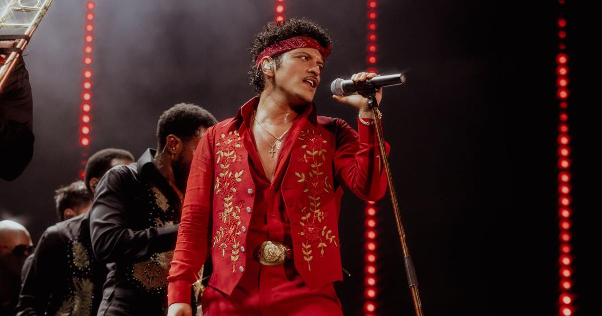 Bruno Mars stuns Rogers Stadium with glitzy, four-star spectacle - Toronto Star