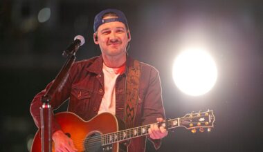 Country Music Star Loses Temper, Flips Piano