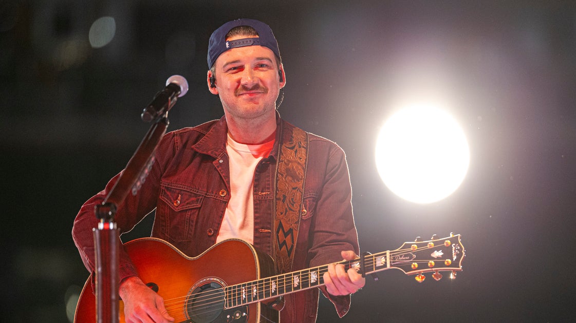 Country Music Star Loses Temper, Flips Piano