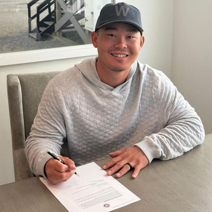 New Kiwoom Heroes infielder Keston Hiura signs his contract with the Korea Baseball Organization club, Monday. Courtesy of Kiwoom Heroes