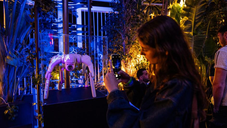 Clubber takes photo of Marble Robot sculpture by Nazareno Biondo at [UNVRS]