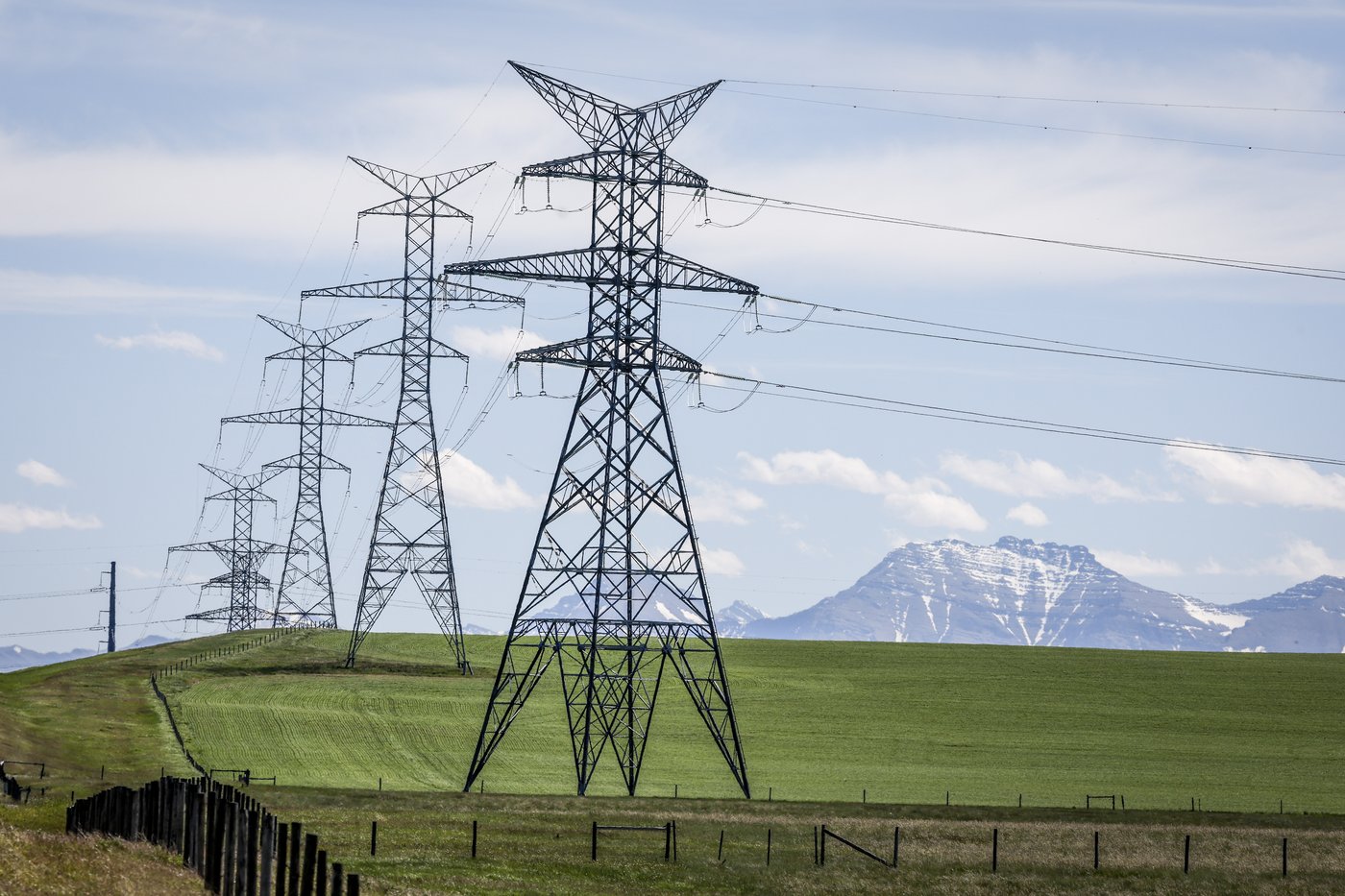 Discussion paper floats ways Ottawa can help fund giant electrical grid buildout