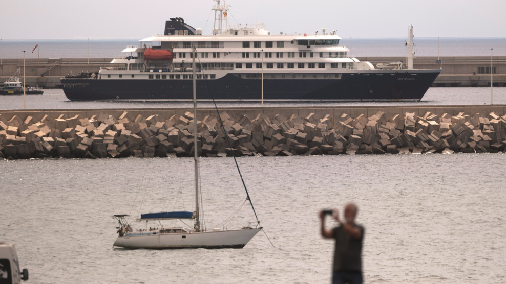 Hantavirus-hit ship sets sail for Netherlands as final passengers evacuated