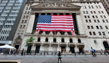 S&P 500, Nasdaq post 6th weekly win as chip stocks rally, jobs data boosts sentiment