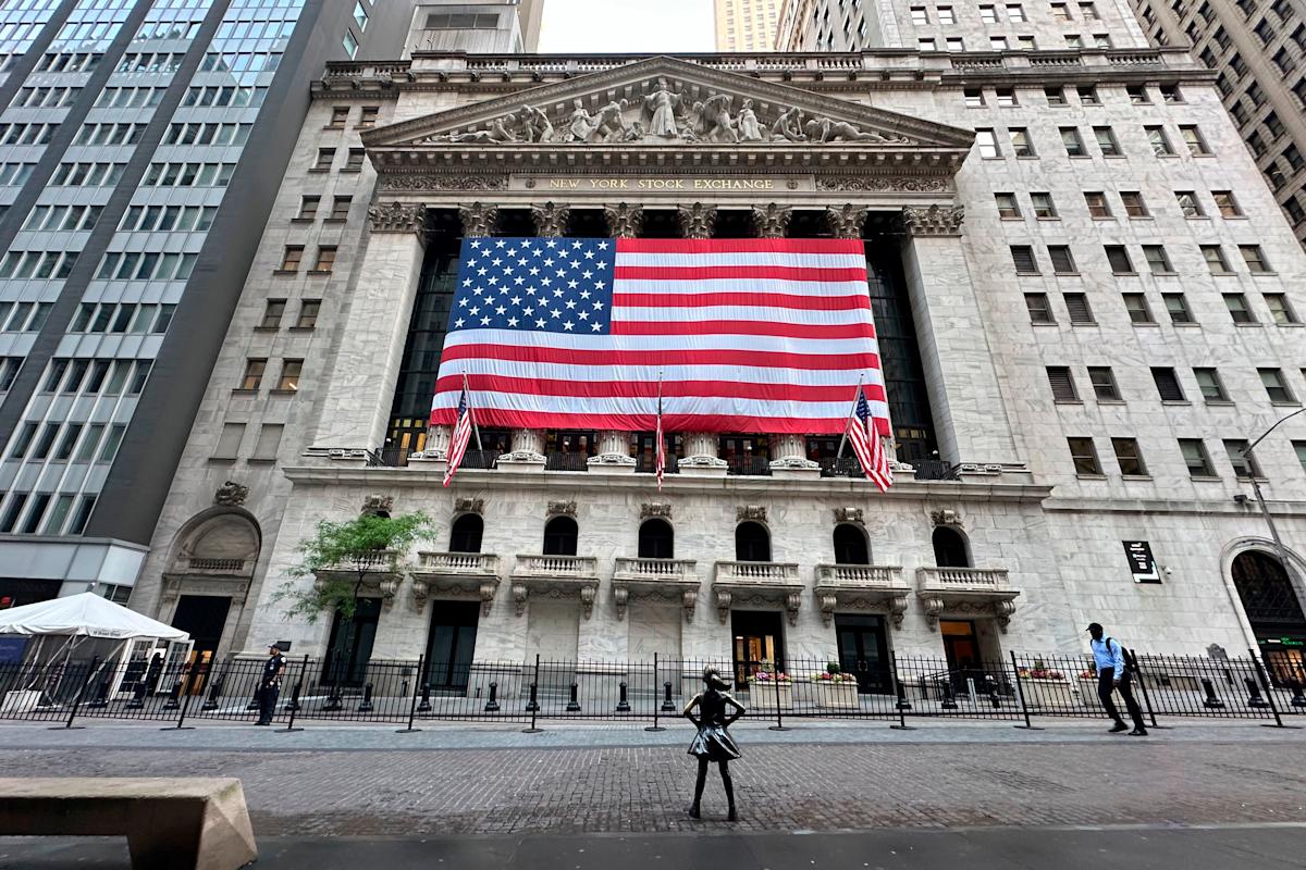 S&P 500, Nasdaq post 6th weekly win as chip stocks rally, jobs data boosts sentiment