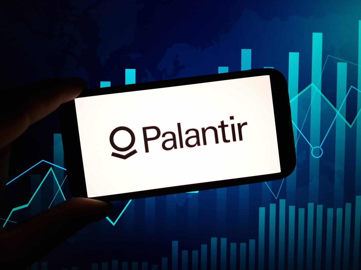 Palantir Soars 10% as Dell Earnings Beat Validates Their AI Factory Partnership, Snowflake Lifts Software Rally