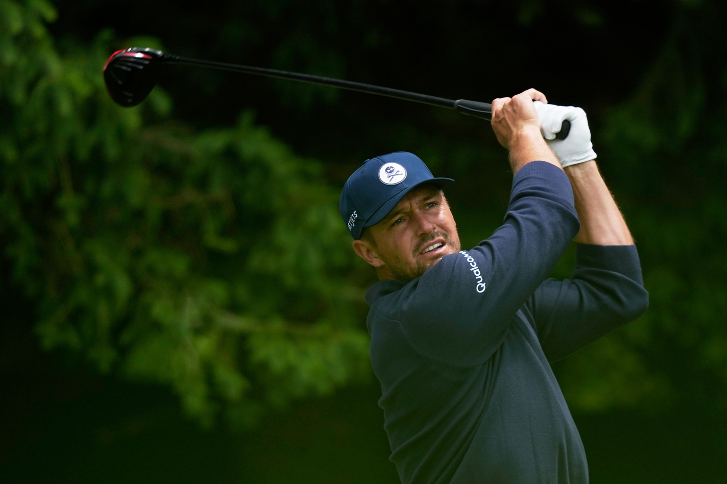Golfer Bryson DeChambeau watches his tee shot on the fourth hole during the first round of the PGA Championship golf tournament practice round at Aronimink Golf Club in Newtown Square, Pennsylvania on May 14. [AP/YONHAP]