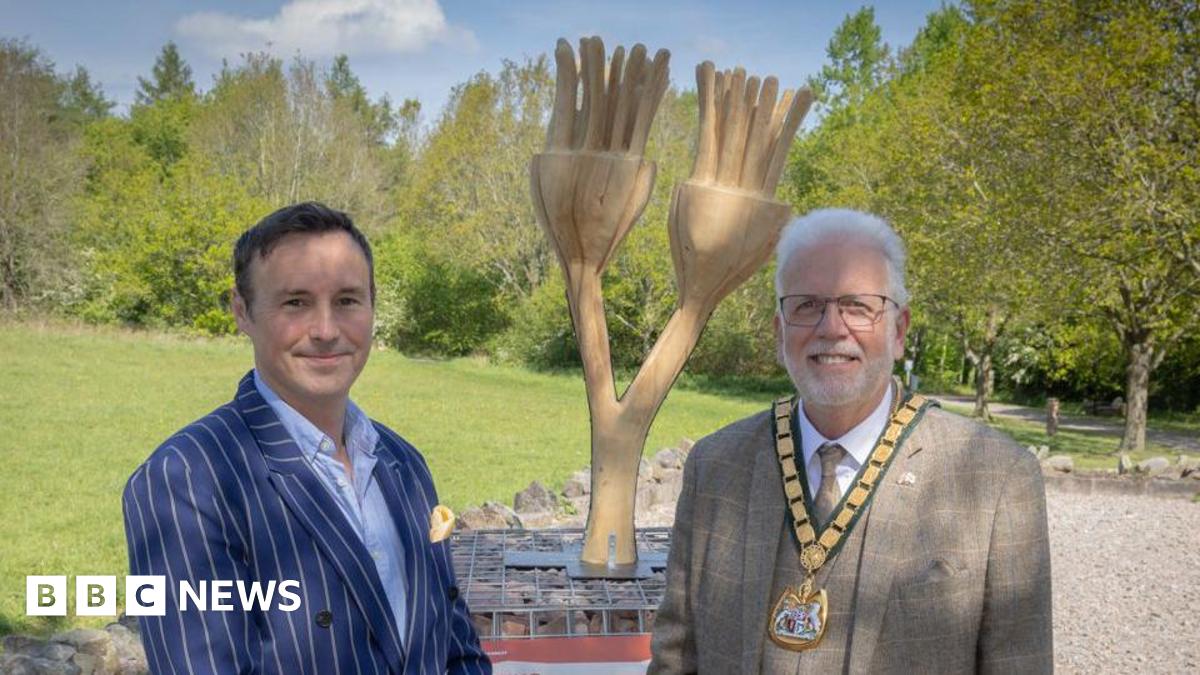 Dignitaries at the unveiling of the sculpture