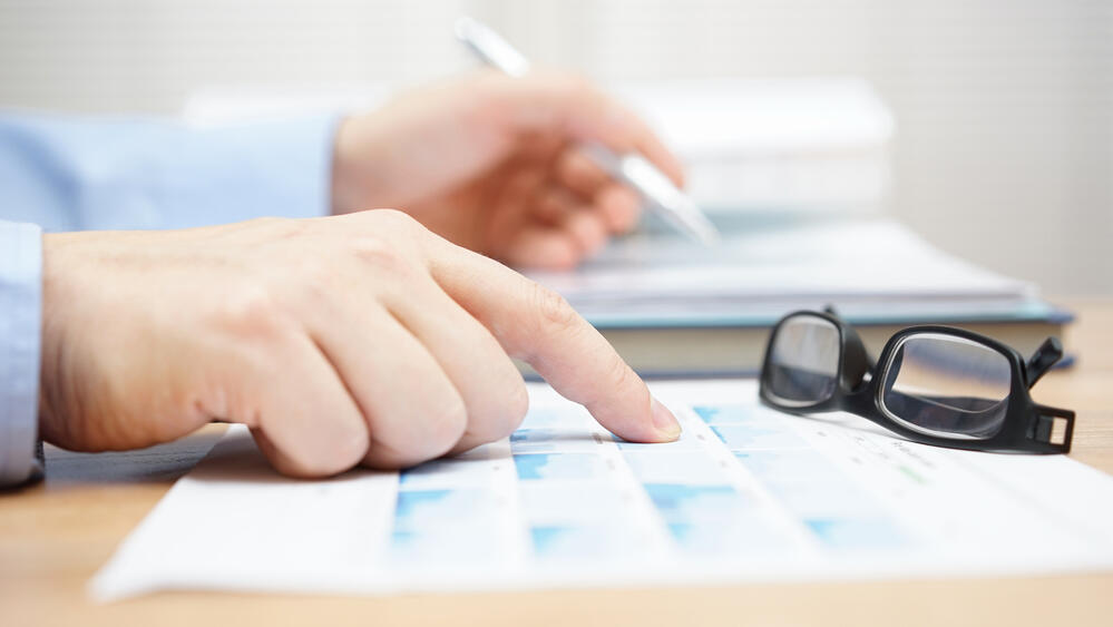 Checking your pension investments (Photo: Shutterstock) בדיקת קרן פנסיה