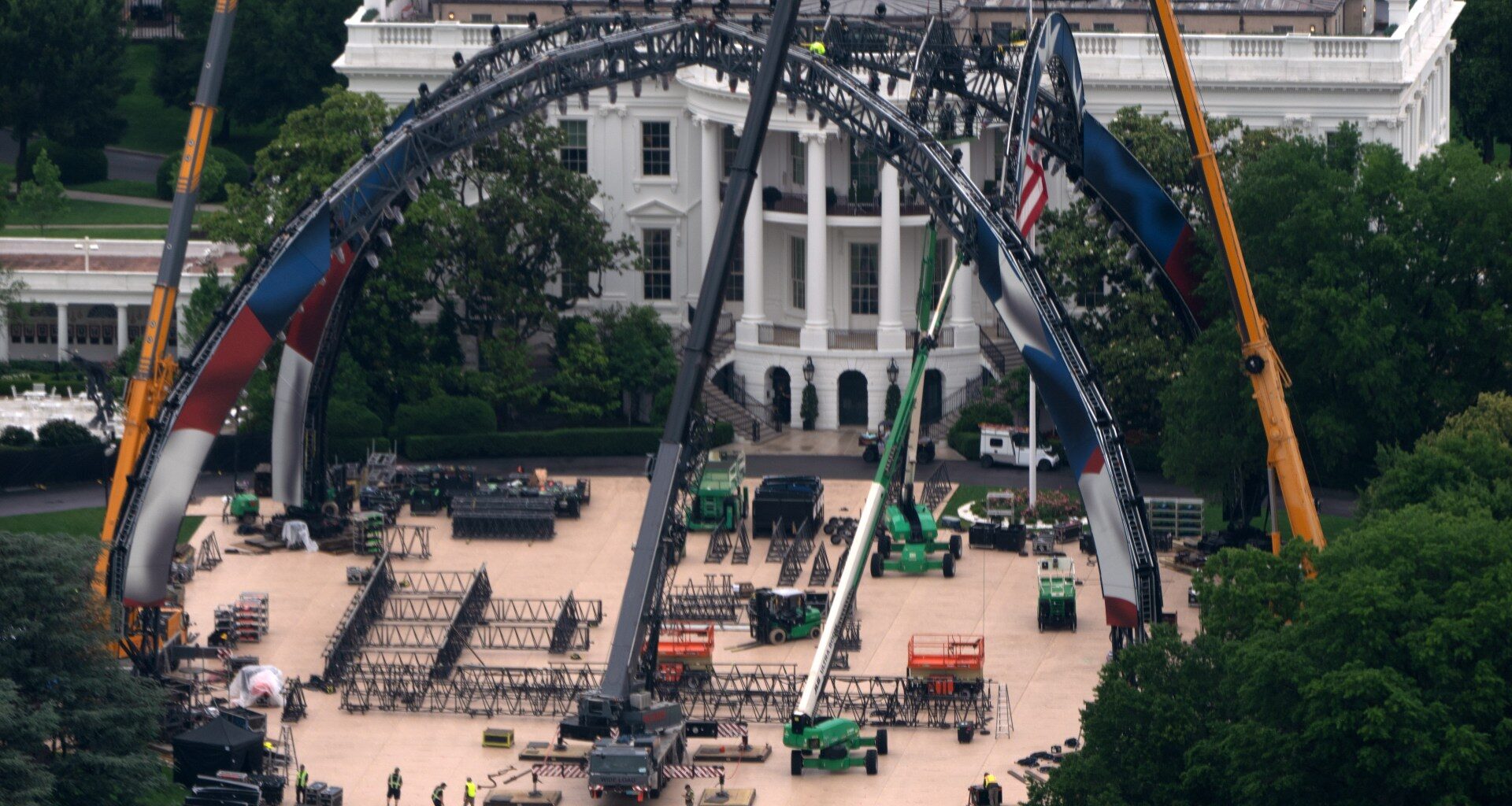 UFC fighting cage rises on White House lawn for US and Trump celebrations | Mixed Martial Arts News