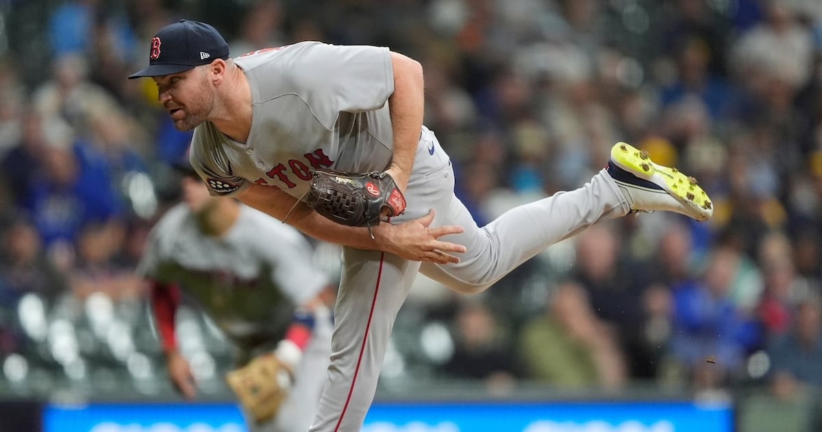 Veteran reliever Liam Hendriks agrees to a minor league deal with Chicago Cubs