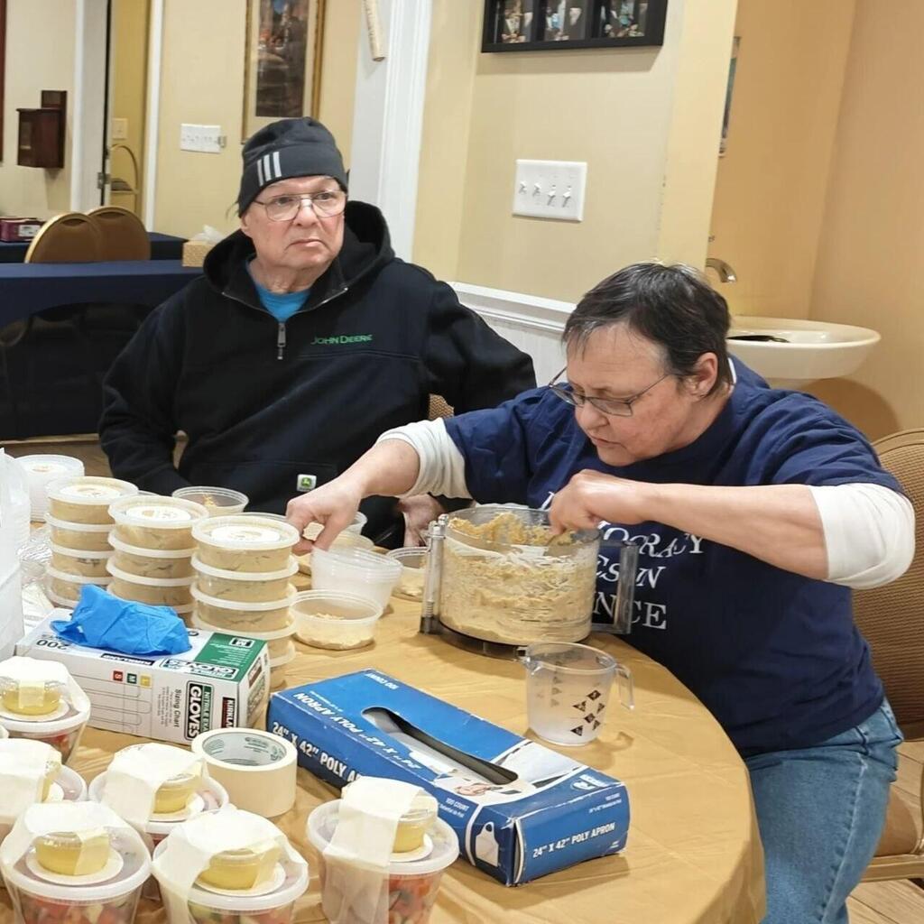 Volunteers prepare food as part of the “Kitchen of Kindness” initiative מתנדבים מכינים אוכל במסגרת מיזם "מטבח של לב"