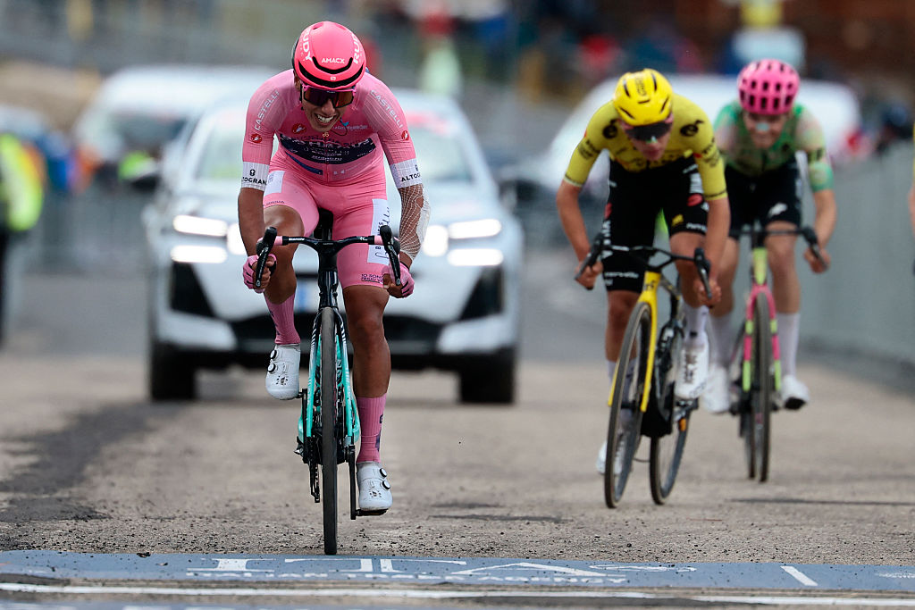 Giro d'Italia race leader Afonso Eul&aacute;lio battles to the finish to save his race lead atop Blockhaus