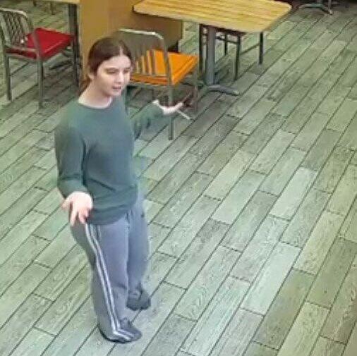 Police released a new photo of Esther, taken by a security camera on the night she disappeared (Photo: Toronto Police) התמונה החדשה של אסתר, שפרסמה המשטרה