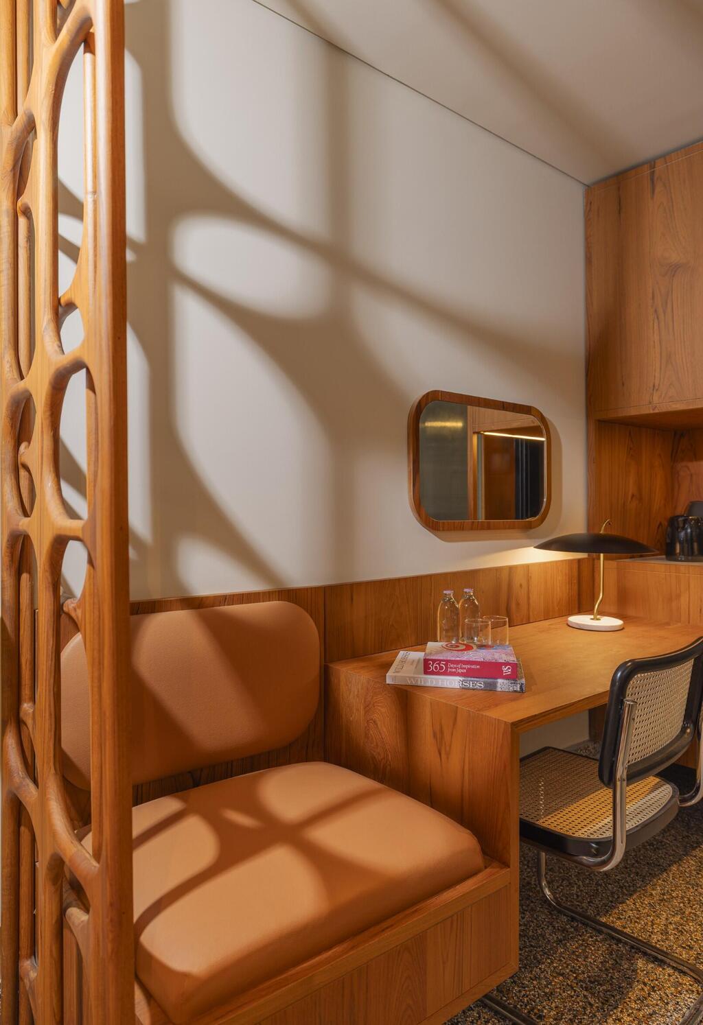 Emphasis on carpentry and lighting fixtures (Photo: Suzie Levinson and Idan Goor) מלון 1935