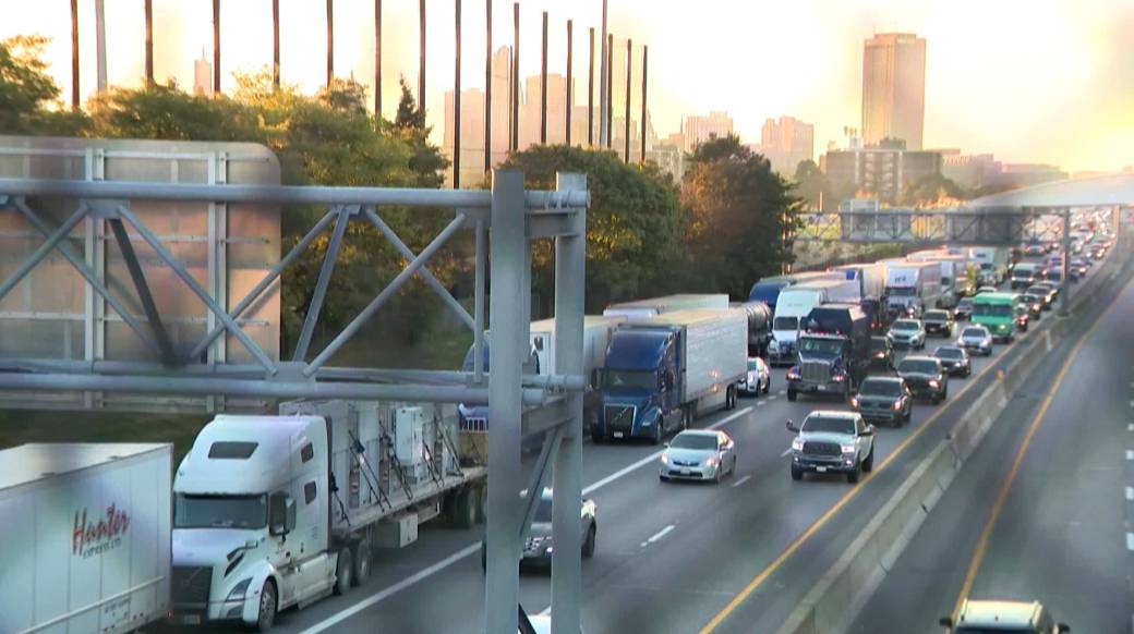 Click to play video: '‘Frustrating:’ Canadian trucker among thousands stuck in US after border outage'