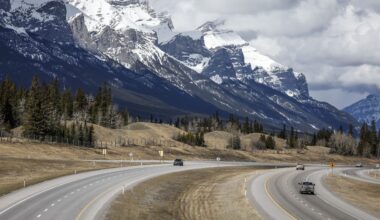 Spring snowstorm threatens May long weekend travel