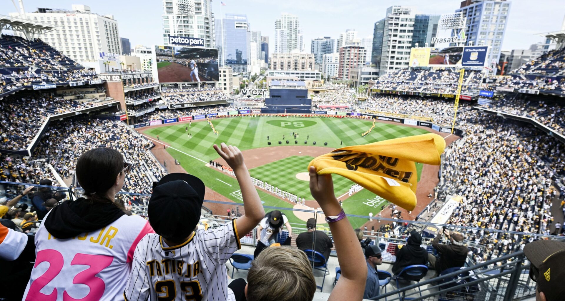Padres announce agreement to sell team to investor group