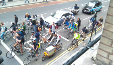 Cyclists at traffic lights (©Toby Jacobs)