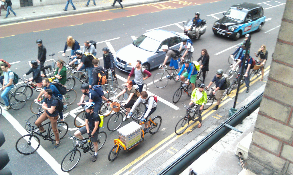 Cyclists at traffic lights (©Toby Jacobs)