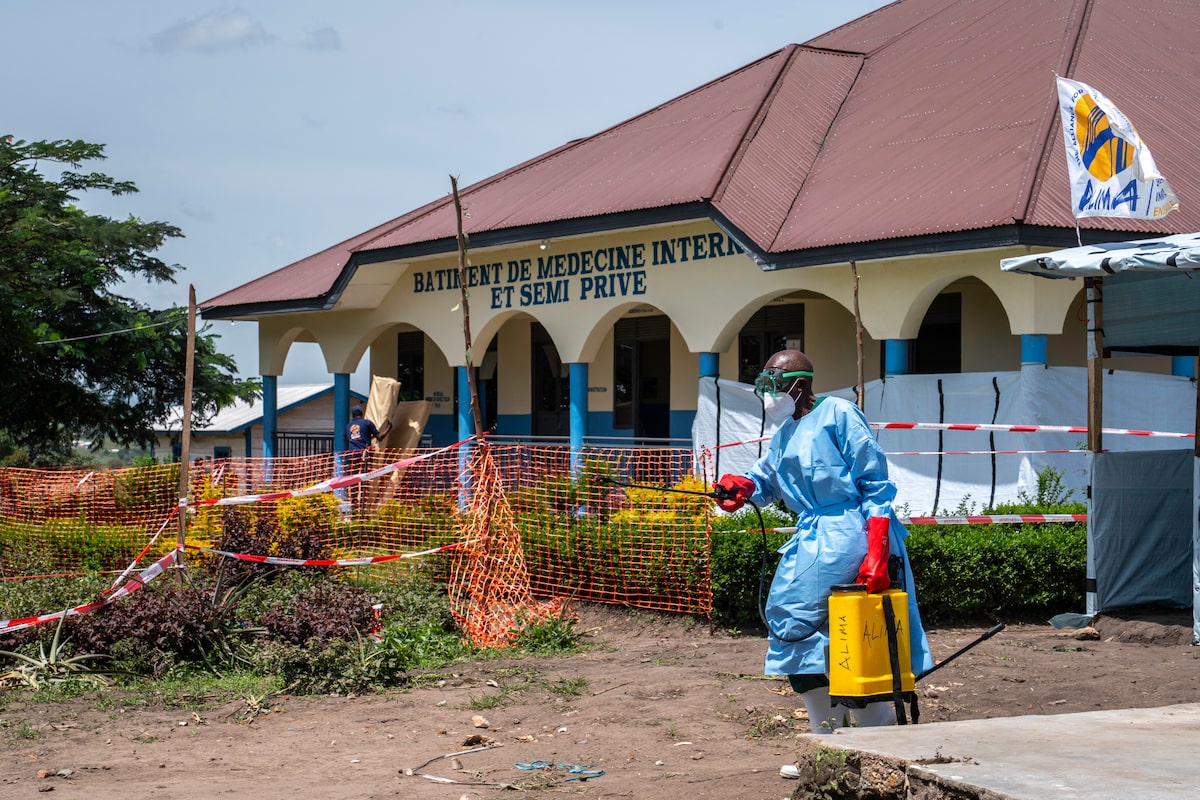 Ottawa to halt processing visitor applications for three African countries over Ebola concerns