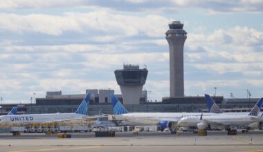 United flight landing in Newark strikes pole on New Jersey Turnpike, damages delivery truck - CTV News