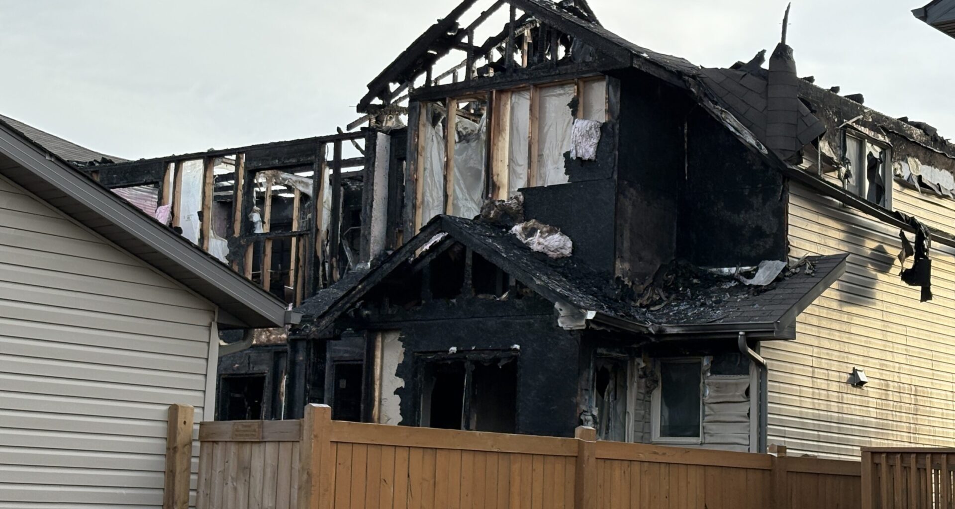 Fire damages southeast Edmonton duplex