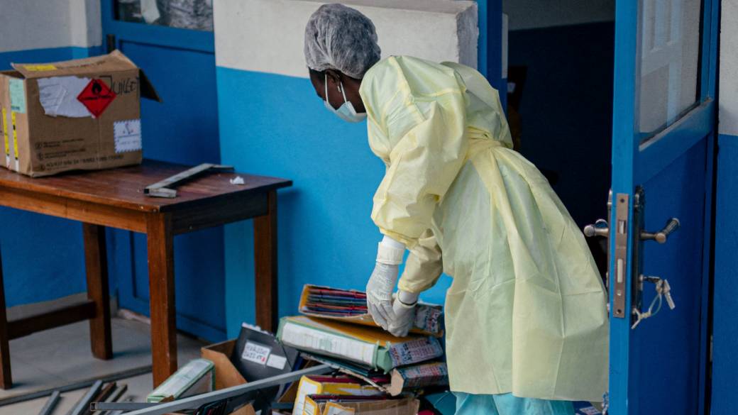 Click to play video: 'Risk of spread high after Ebola outbreak in Congo, Uganda'