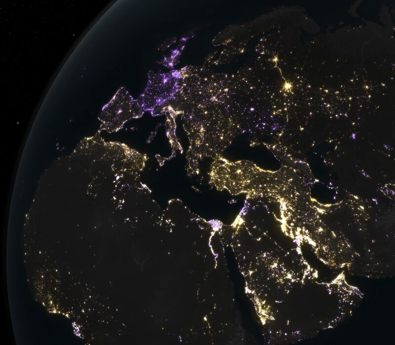 Light pollution: Map of Europe with lights in yellow and the northwestern areas in purple.