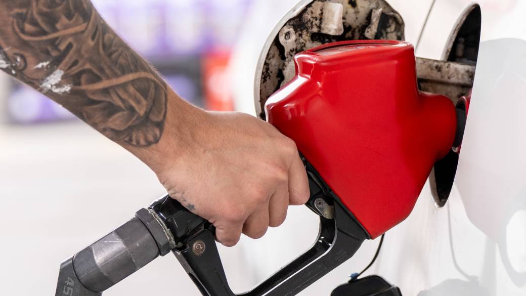 Click to play video: 'Gas prices expected to climb as global oil prices hit 4-year-high'