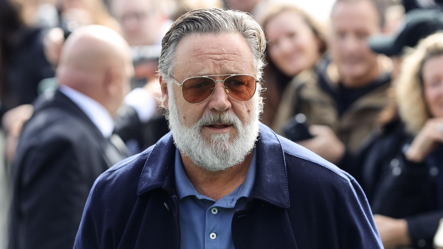 Russell Crowe Defends Brusque Fan Exchange: "What's Your Problem?"
