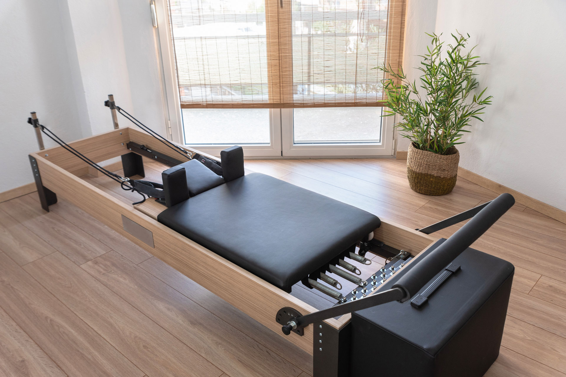 Reformer pilates machine