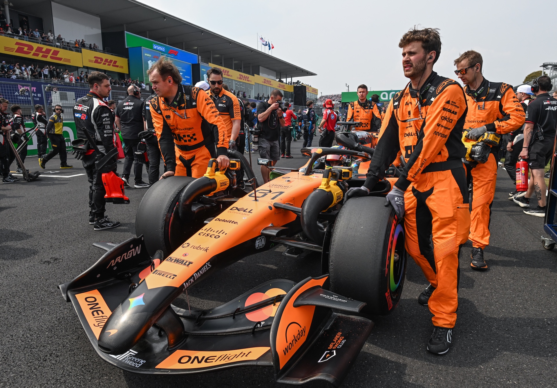 SUZUKA, JAPAN – MARCH 29: The McLaren MCL38 of Oscar Piastri is positioned on the grid by team personnel ahead of the opening ceremony and national anthem for the 2026 Japanese Grand Prix at Suzuka Circuit in Suzuka, Mie Prefecture, Japan, on March 29, 2026. (Photo by Artur Widak/NurPhoto)
