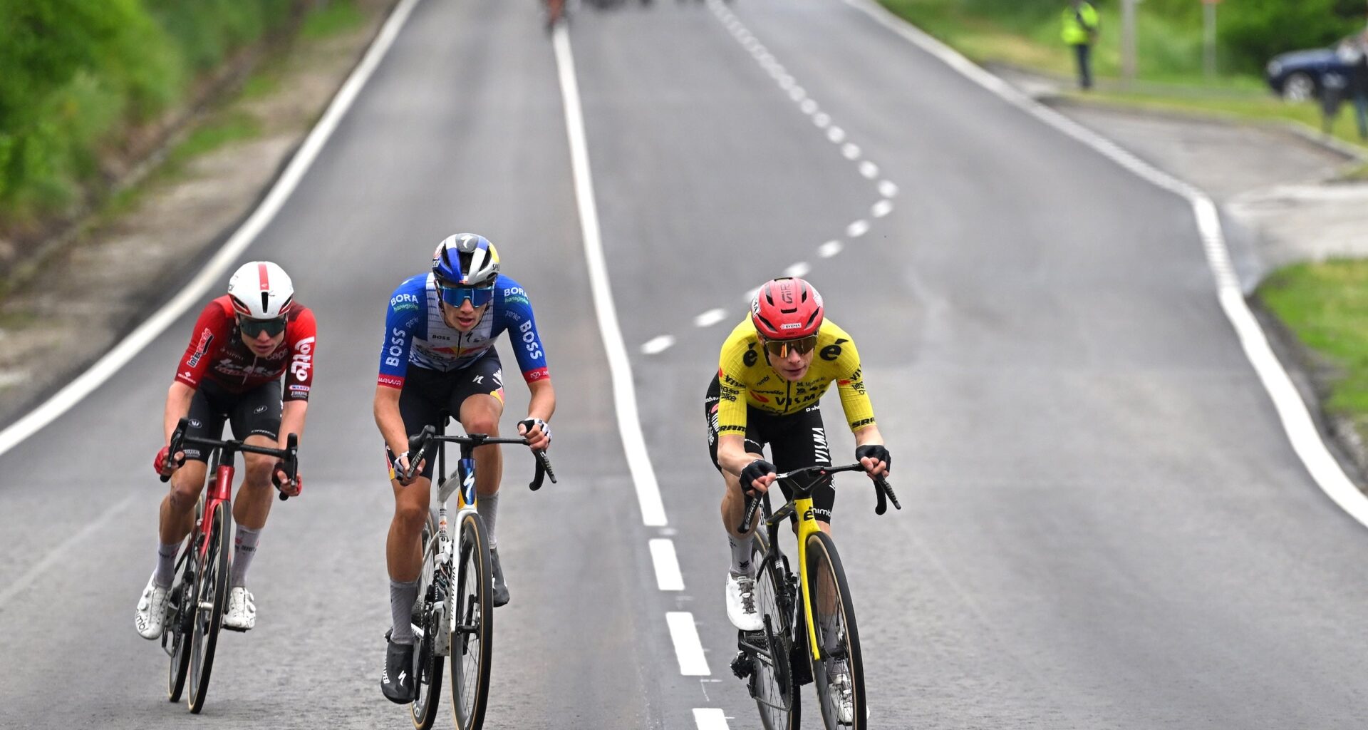 Jonas Vingegaard leads Giulio Pellizzari and Lennert Van Eetvelt on stage 2 of the Giro d'Italia 2026 (Photo: Tim de Waele/Getty Images)