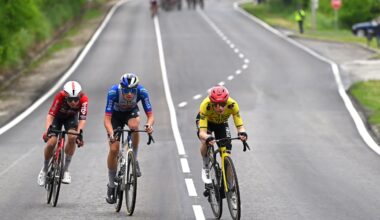 Jonas Vingegaard leads Giulio Pellizzari and Lennert Van Eetvelt on stage 2 of the Giro d'Italia 2026 (Photo: Tim de Waele/Getty Images)
