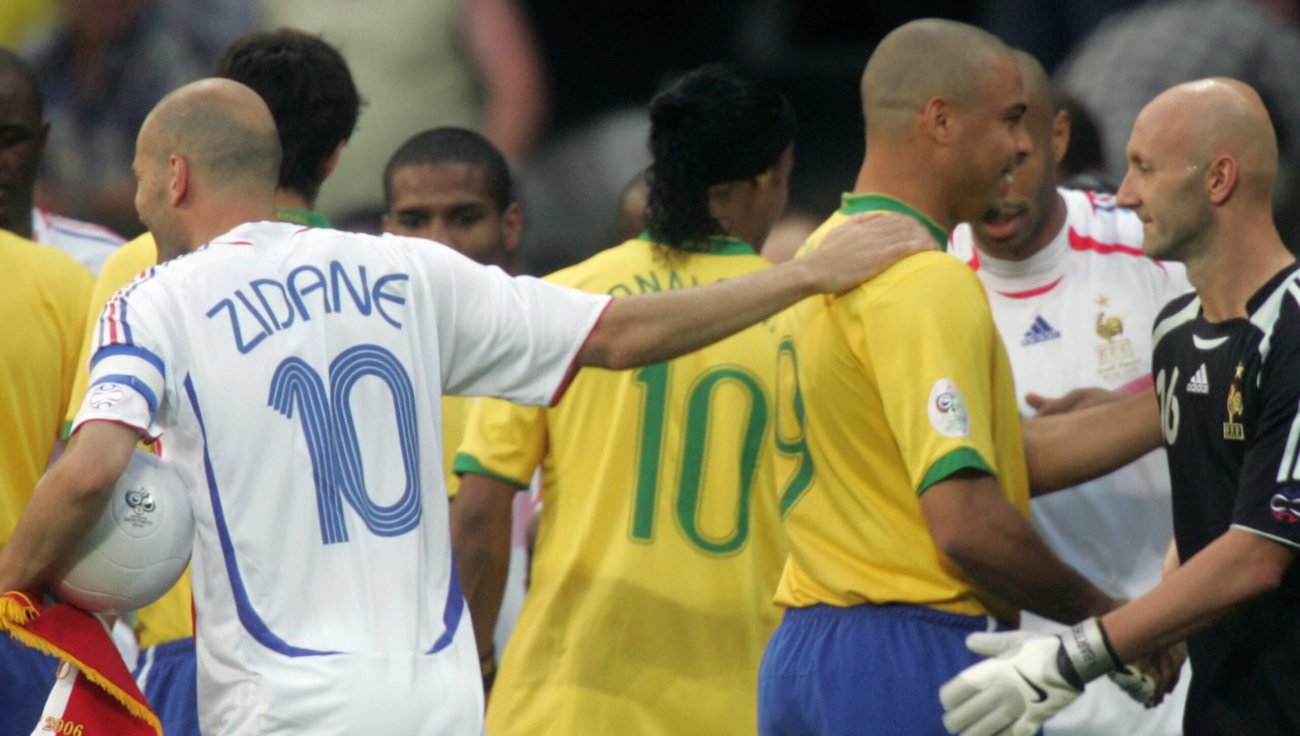 Zinedine Zidane pats Ronaldo on the shoulder pre-match in Frankfurt