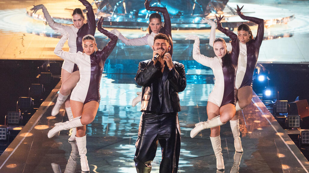 Noam Bettan rehearsing on the Eurovision stage (Photo: Corinne Cumming, European Broadcasting Union) נועם בתן בחזרה על במת האירוויזיון