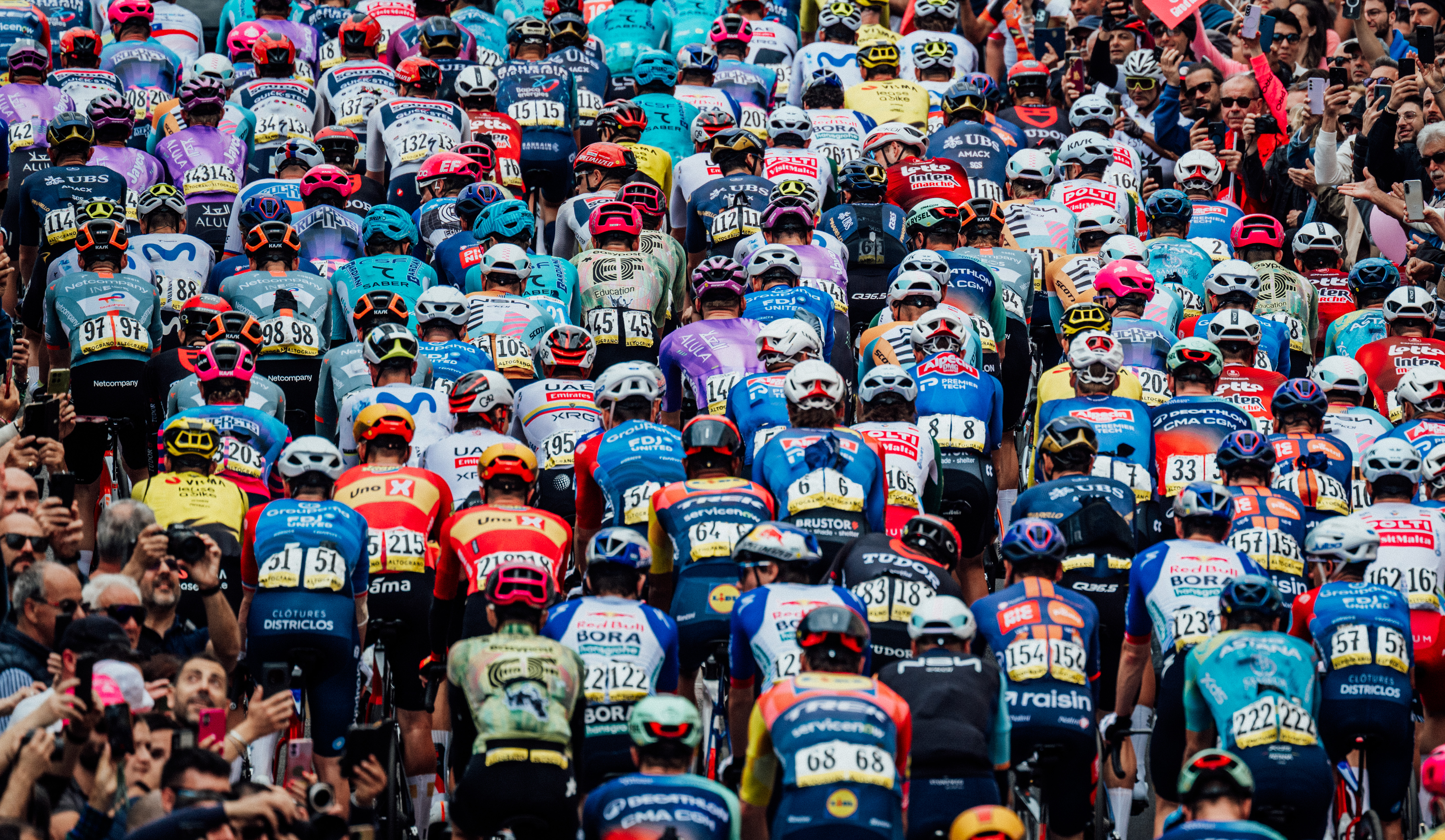 The peloton starts the race. Images from 2026 Giro d'Italia stage 7 to Blockhaus