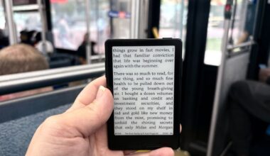 This tiny, magnetic e-reader could stop you from doomscrolling