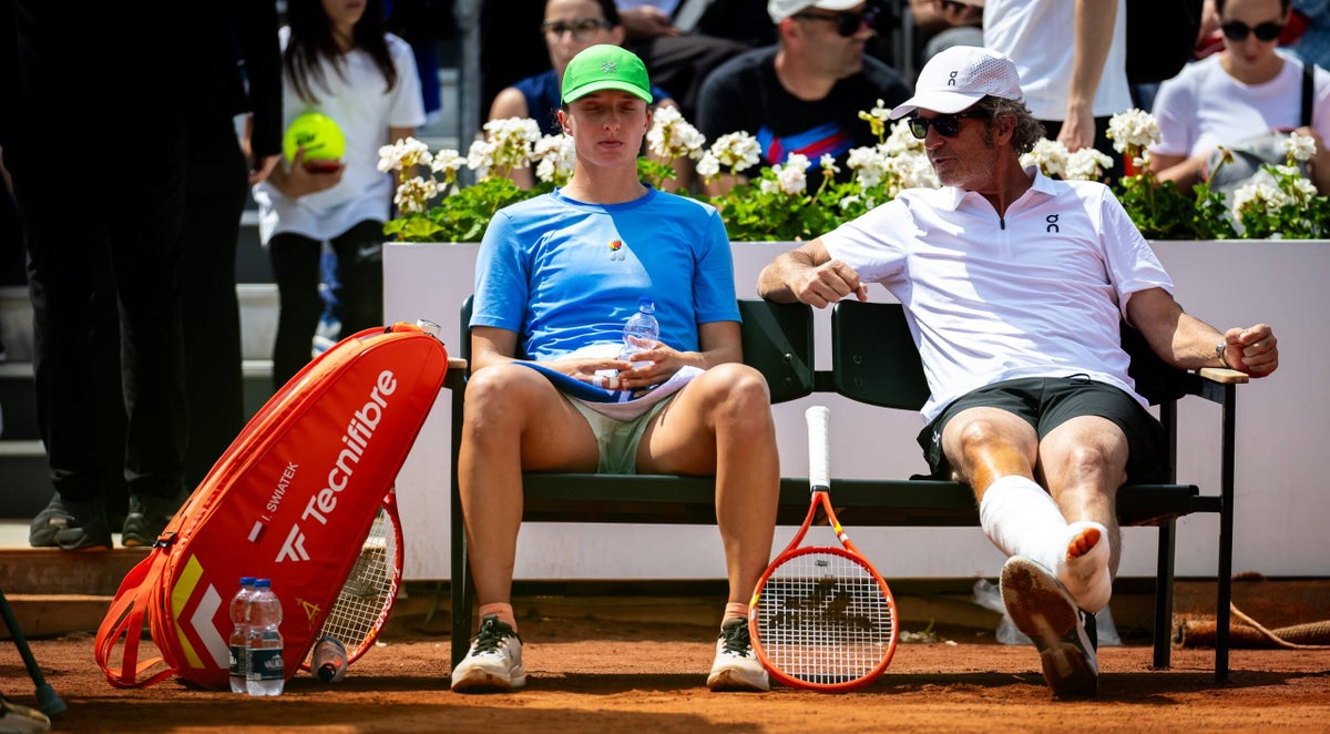 Iga Świątek explains how coach Francisco Roig tore his Achilles — on a court in a Rome piazza