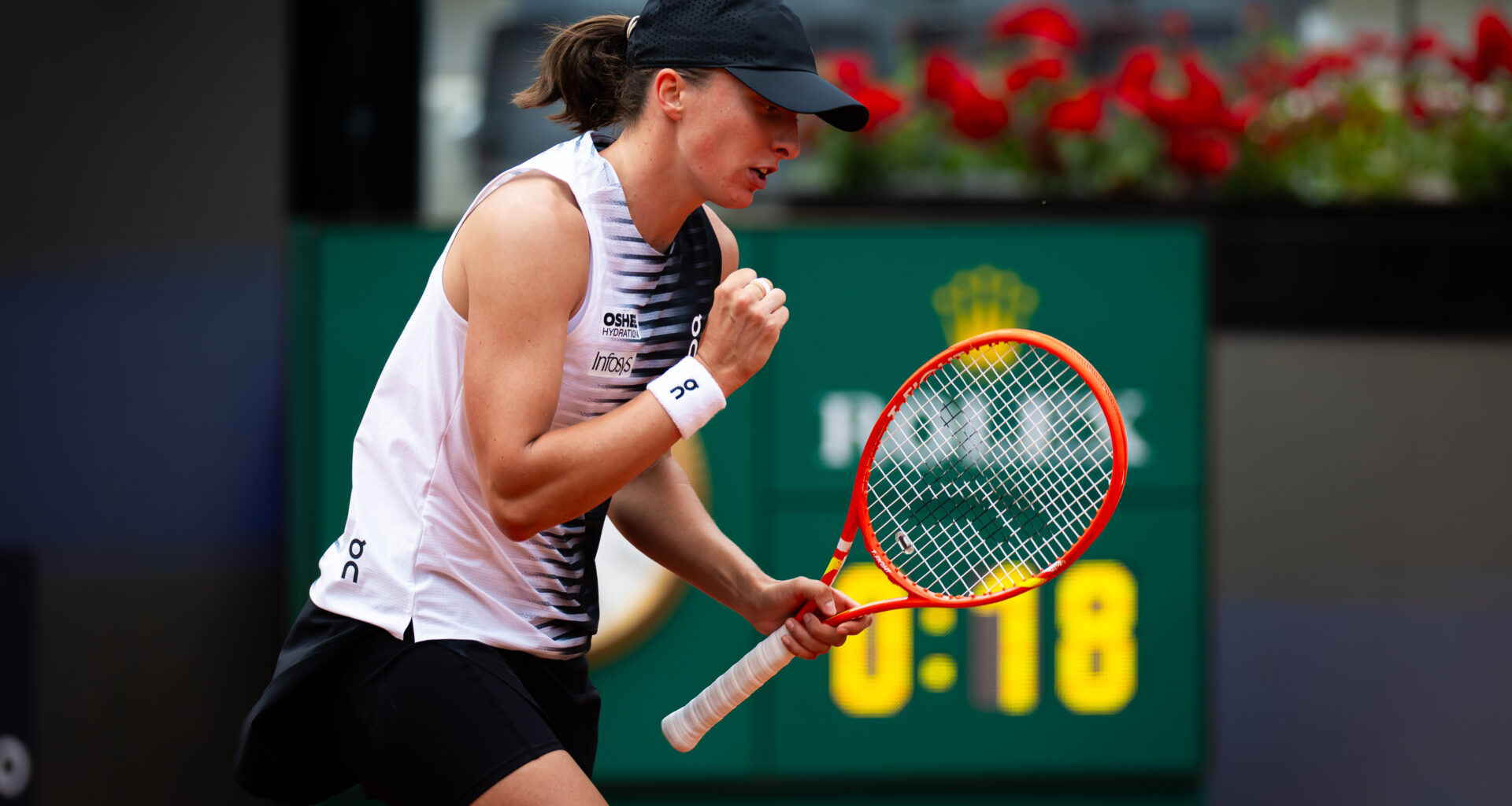 Swiatek lets lead slip, then reasserts control to advance in Rome