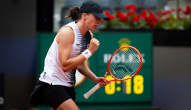 Swiatek lets lead slip, then reasserts control to advance in Rome
